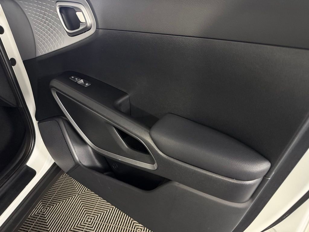 Used 2025 Kia Soul LX w/ LX Technology Package FWD image 32