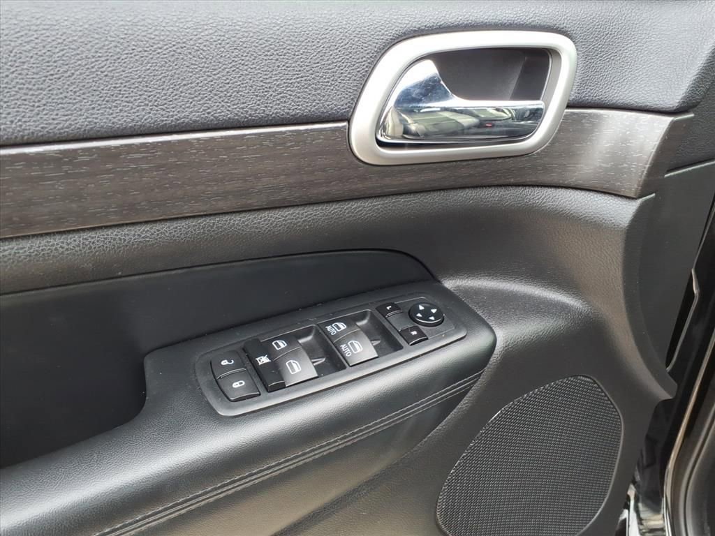 Used 2017 Jeep Grand Cherokee Altitude image 4