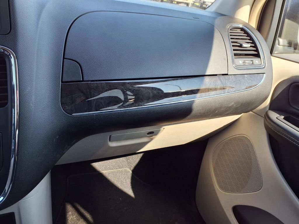 Used 2016 Chrysler Town & Country Touring w/ Driver Convenience Group FWD image 16