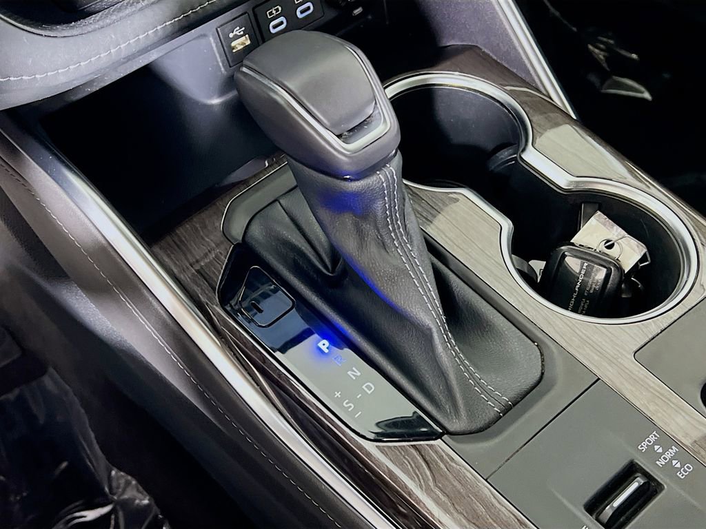 Used 2023 Toyota Highlander Limited image 16