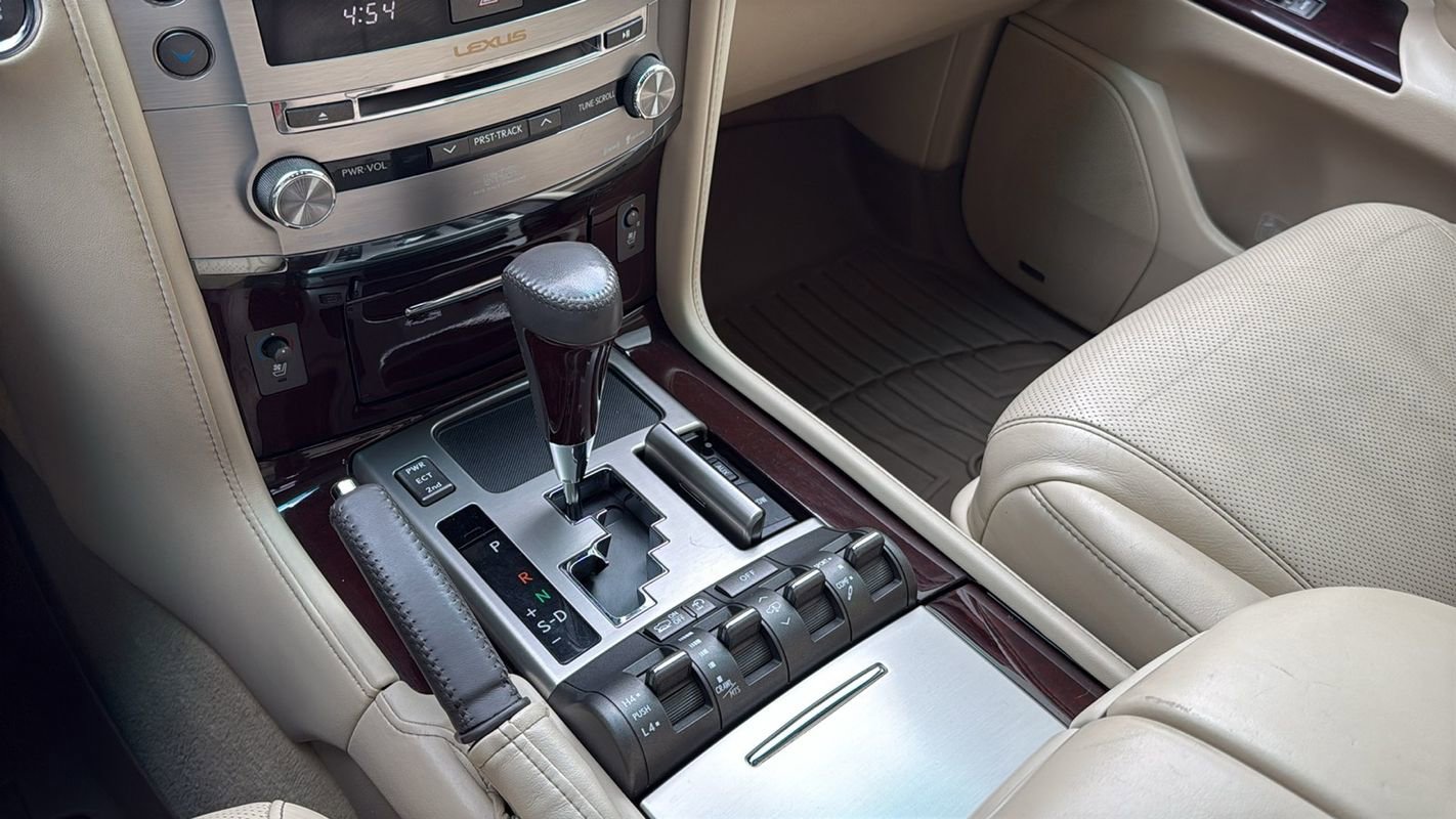 Used 2013 Lexus LX 570 4WD w/ Luxury Pkg image 33