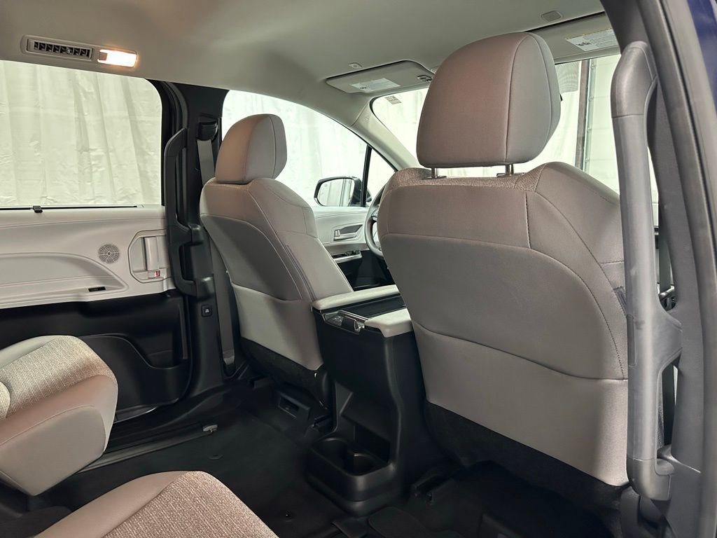 Used 2025 Toyota Sienna LE FWD image 58