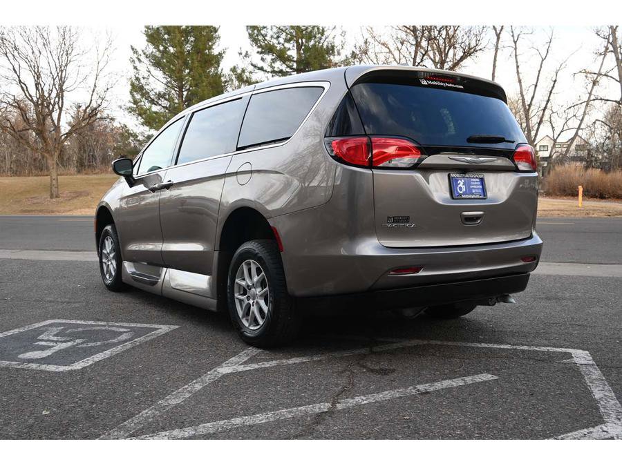 Used 2017 Chrysler Pacifica Touring FWD image 8