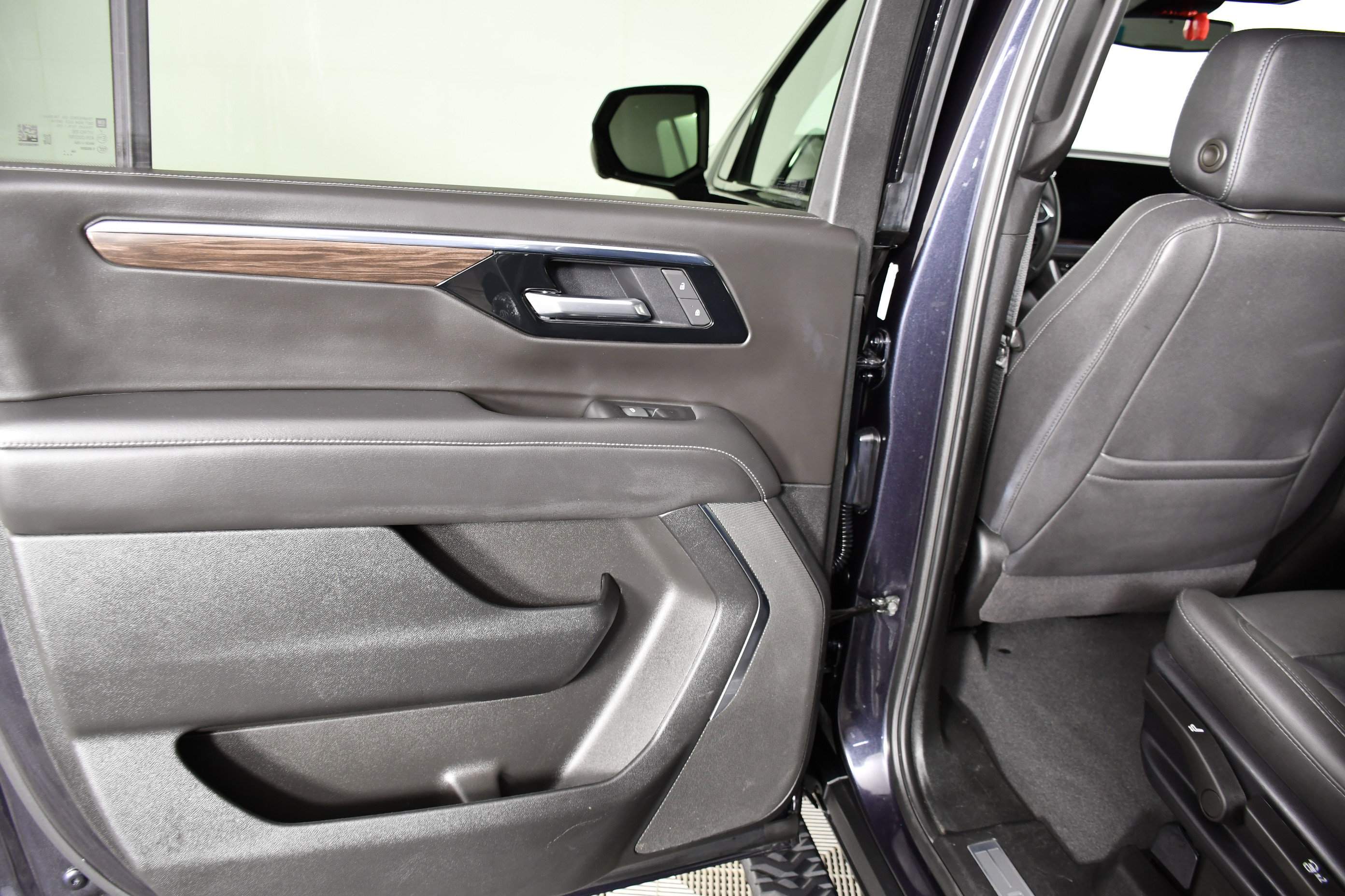 Used 2025 Chevrolet Suburban Z71 image 48