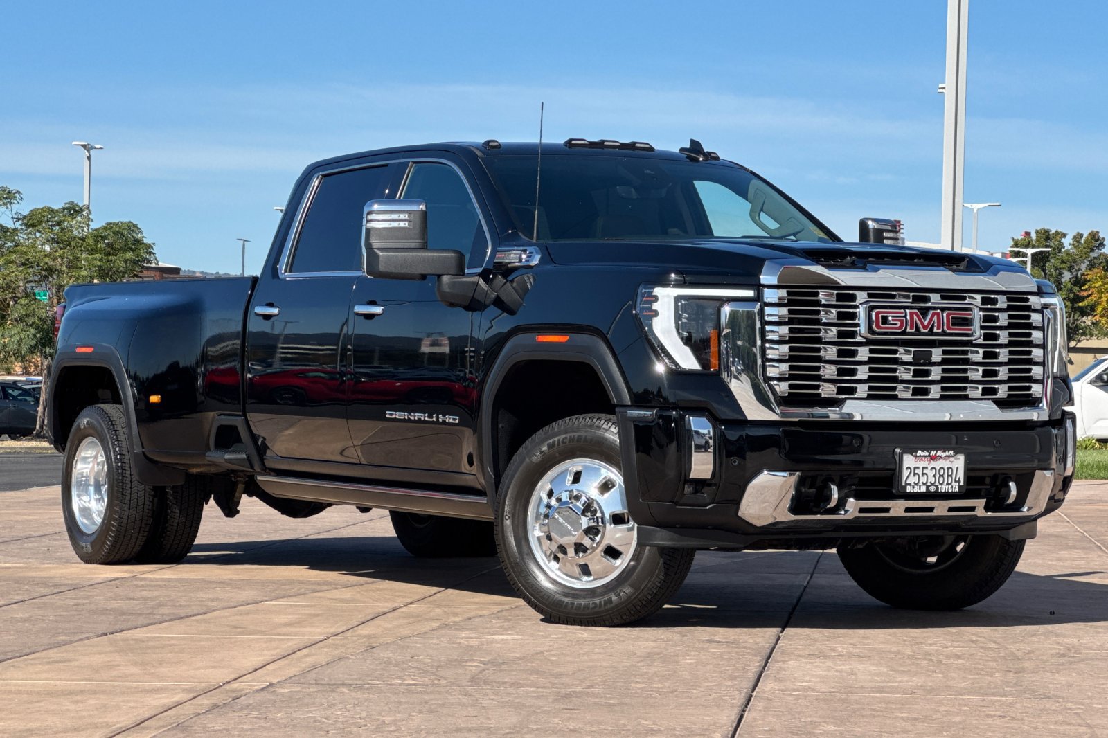 Used 2024 GMC Sierra 3500 Denali w/ Denali Reserve Package AWD/4WD image 2