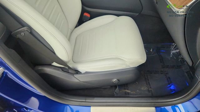 Used 2025 Mercedes-Benz GLC 350e 4MATIC w/ AMG Line image 25