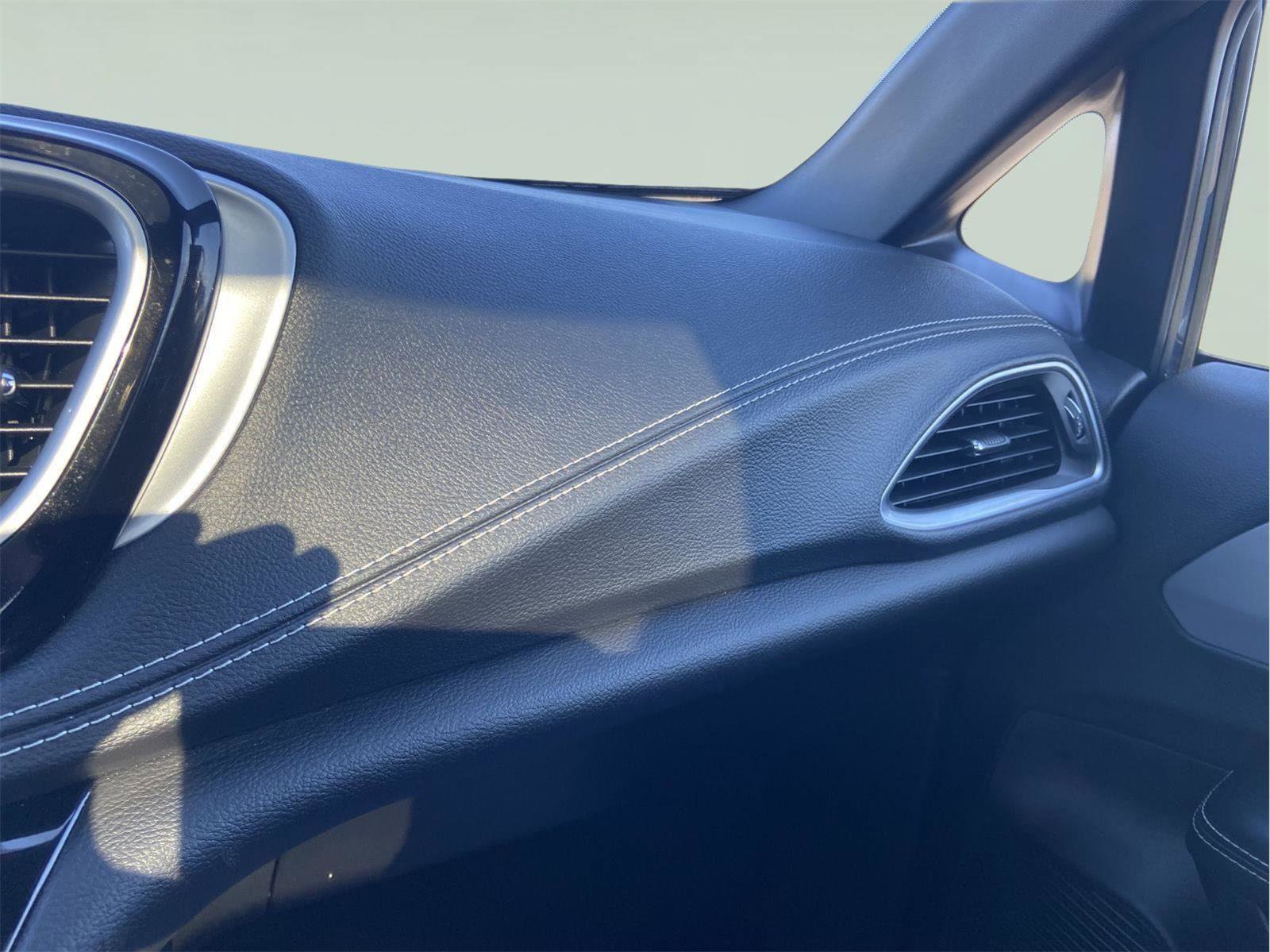 Used 2025 Chrysler Pacifica Limited image 72