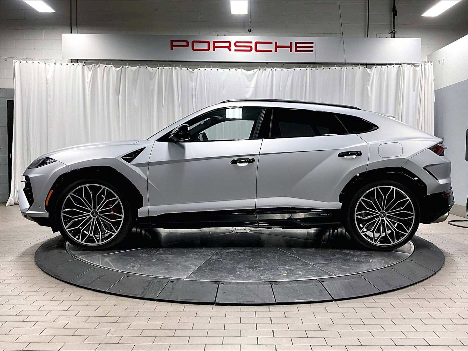 Used 2025 Lamborghini Urus SE image 2