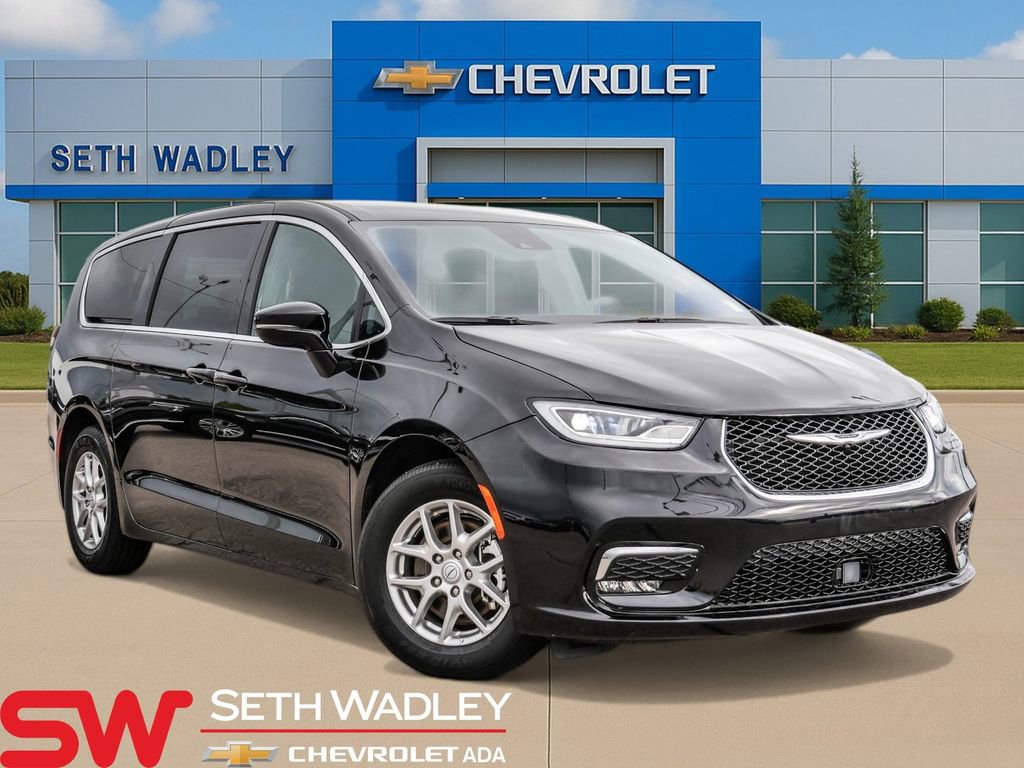 Used 2025 Chrysler Pacifica Select