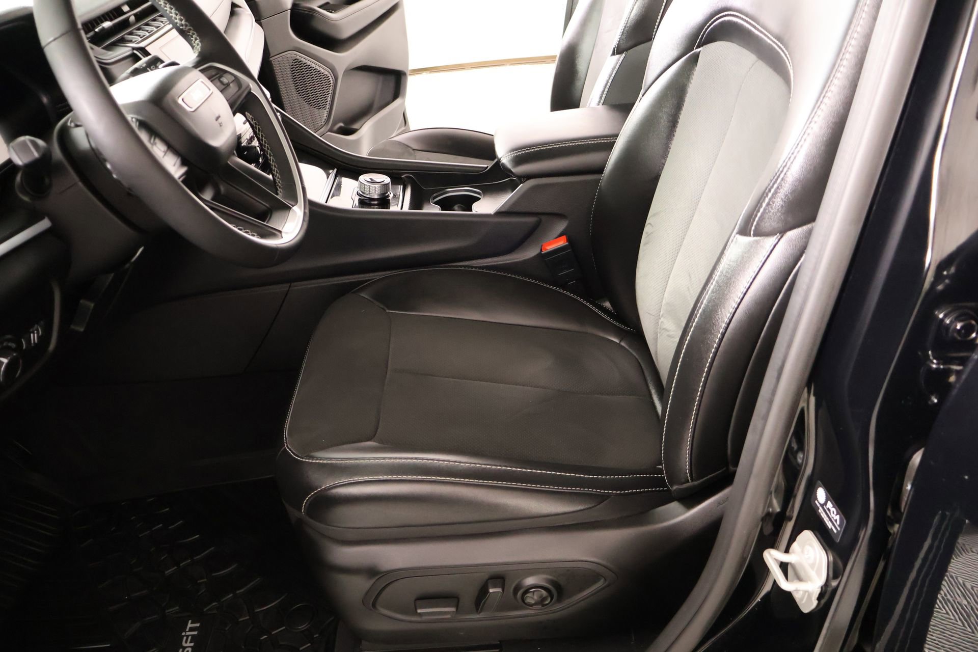 Used 2024 Jeep Grand Cherokee Altitude AWD/4WD image 11