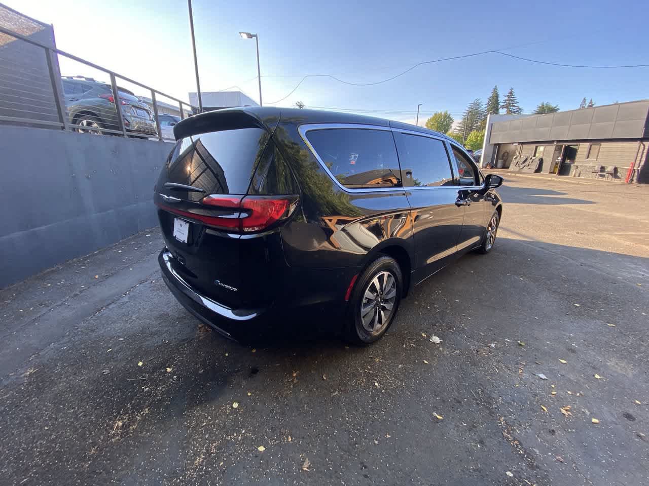 Used 2024 Chrysler Pacifica Limited FWD image 6
