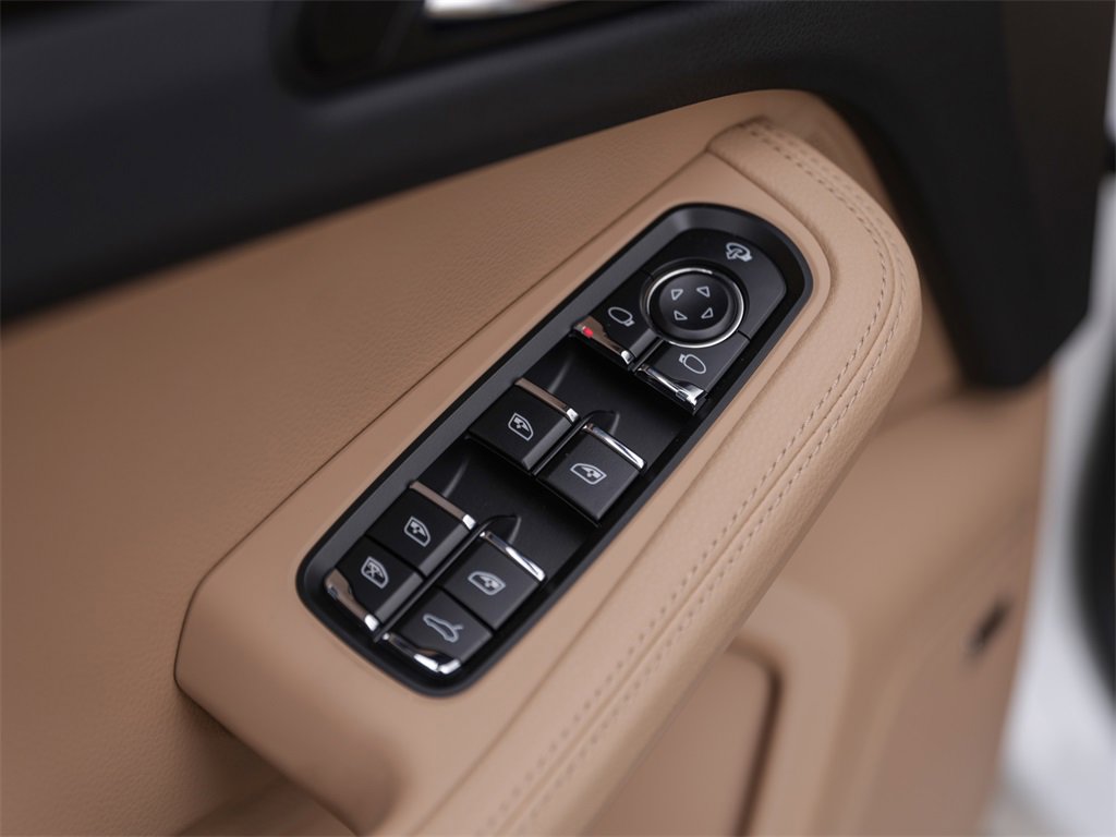 Used 2025 Porsche Macan image 31