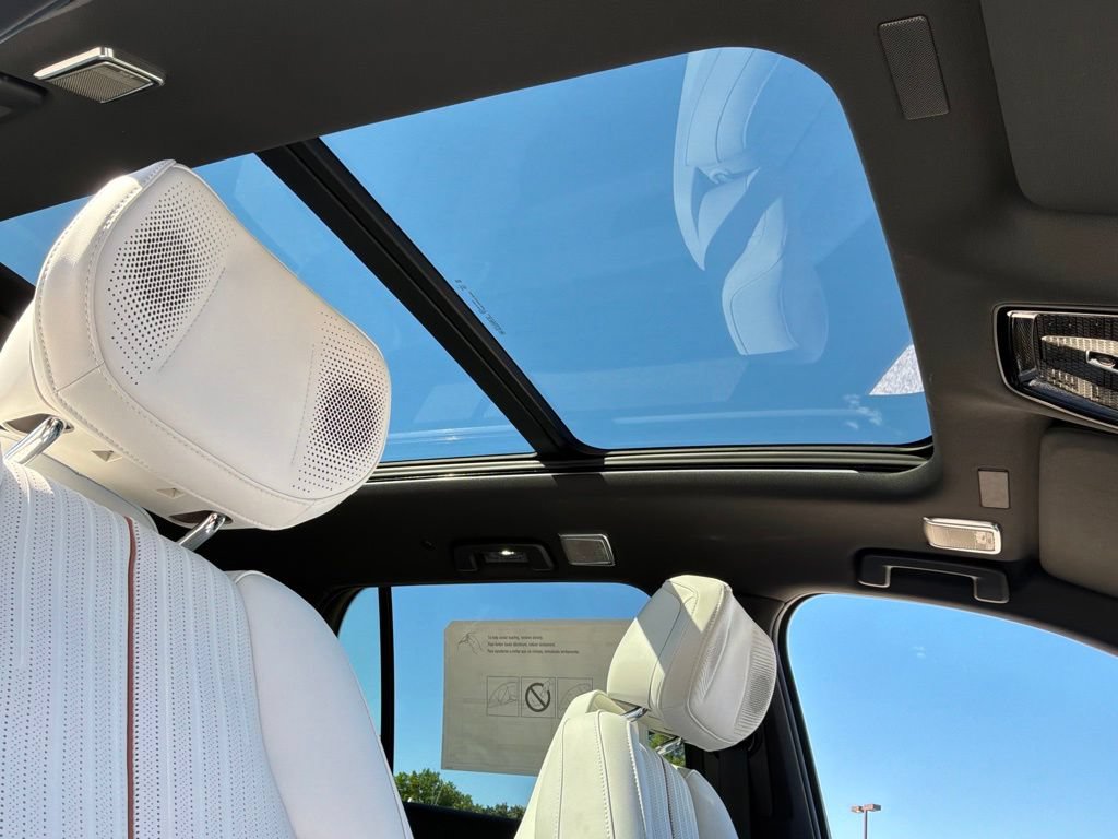 New 2026 Cadillac Vistiq Premium Luxury w/ LPO, Floor Liner Package AWD/4WD image 33