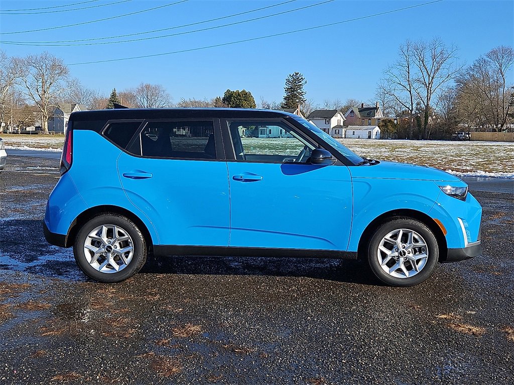 Certified 2025 Kia Soul S image 3