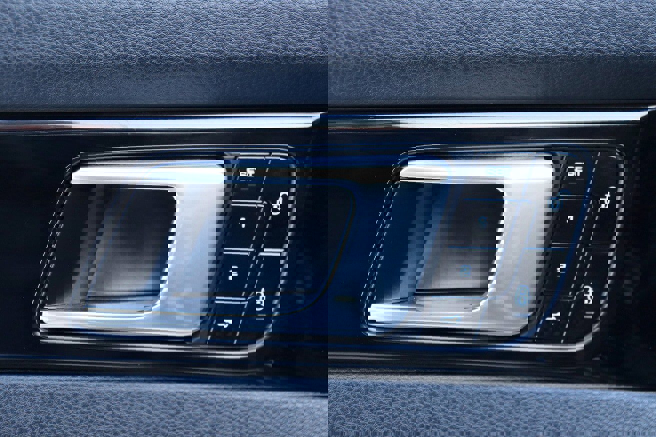 Used 2018 Porsche Panamera 4 w/ Premium Package Plus image 24