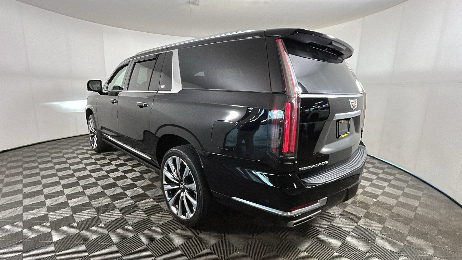 Used 2026 Cadillac Escalade ESV Luxury w/ Touring Package AWD/4WD image 5