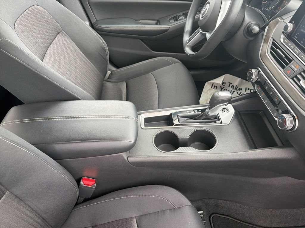 Used 2025 Nissan Altima 2.5 SV FWD image 41