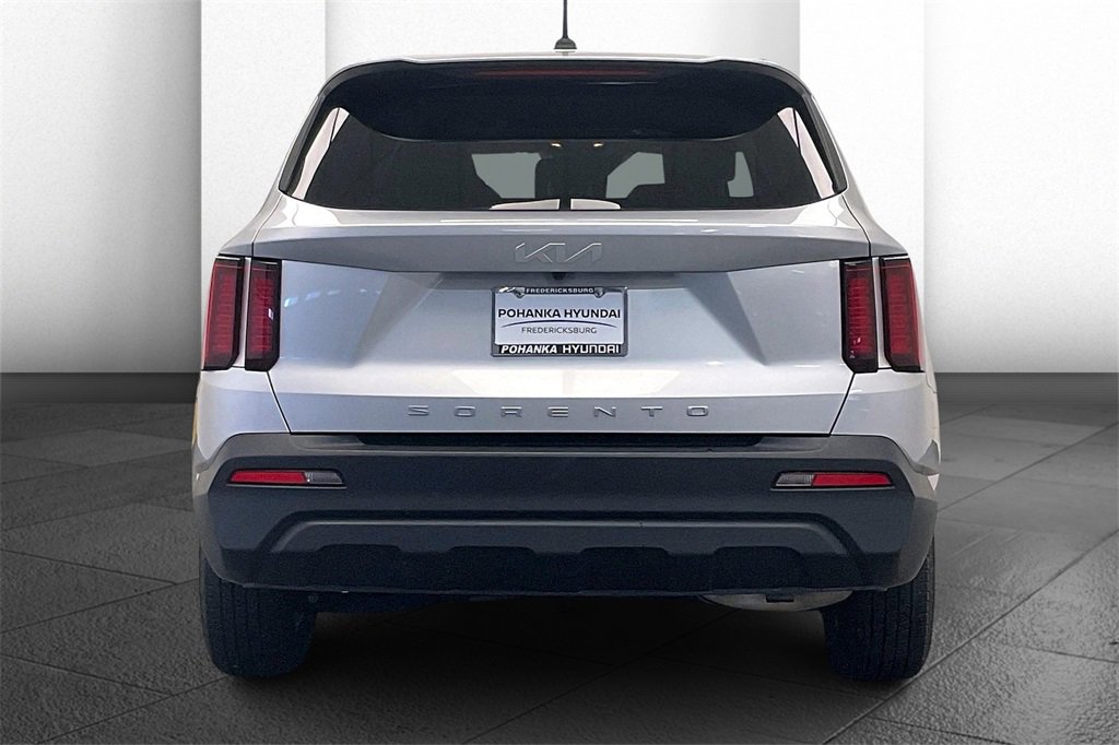 Used 2022 Kia Sorento LX image 3
