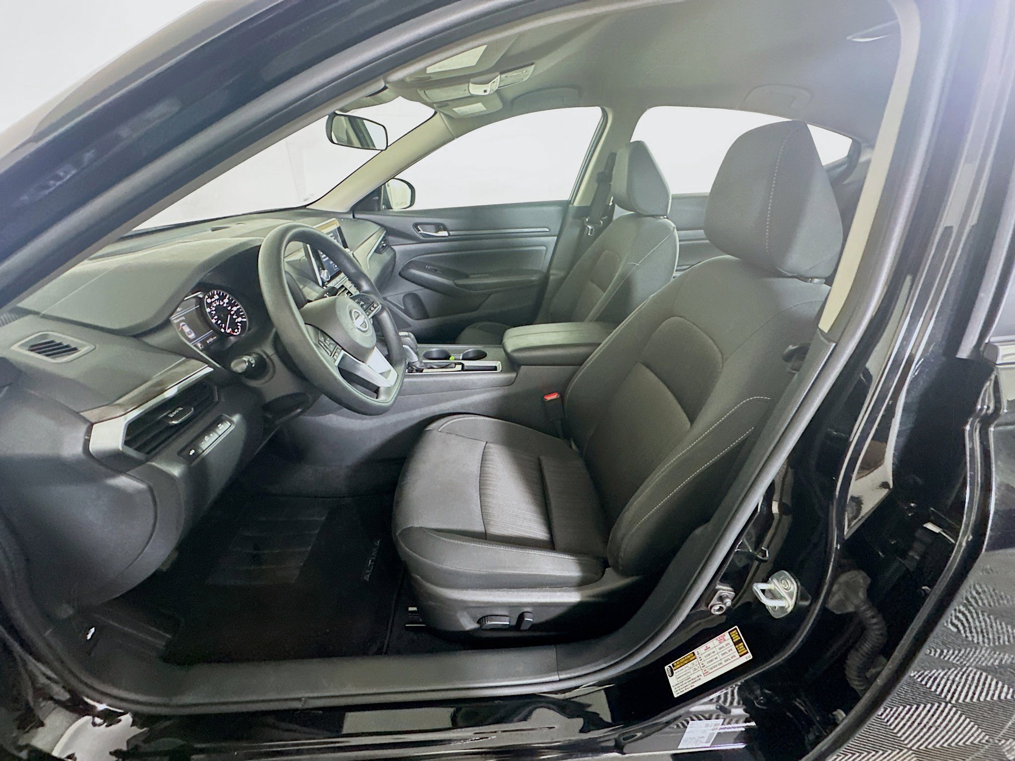 Used 2025 Nissan Altima 2.5 SV image 13