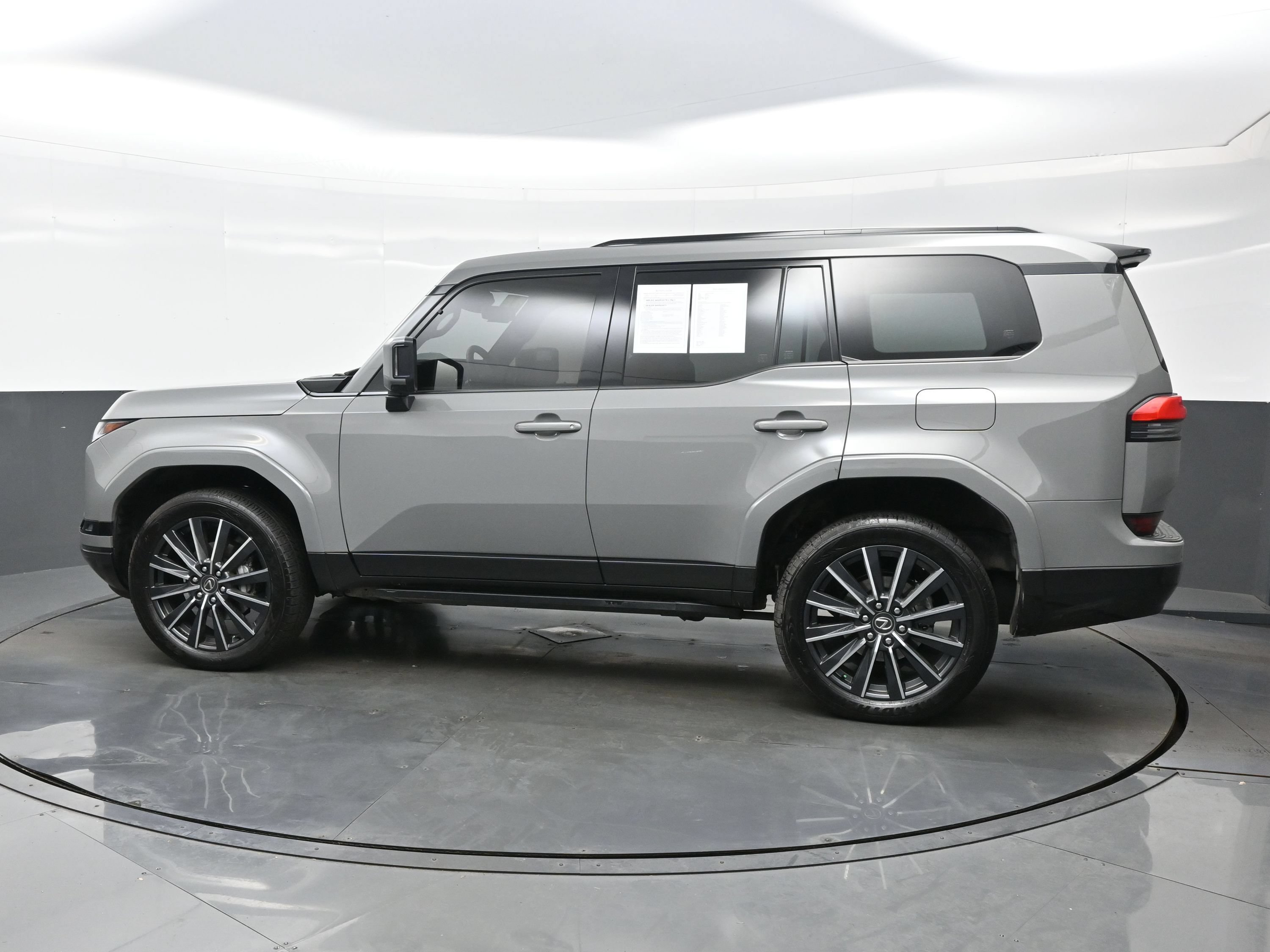 Used 2025 Lexus GX 550 w/ Accessory Package (2T) AWD/4WD image 3