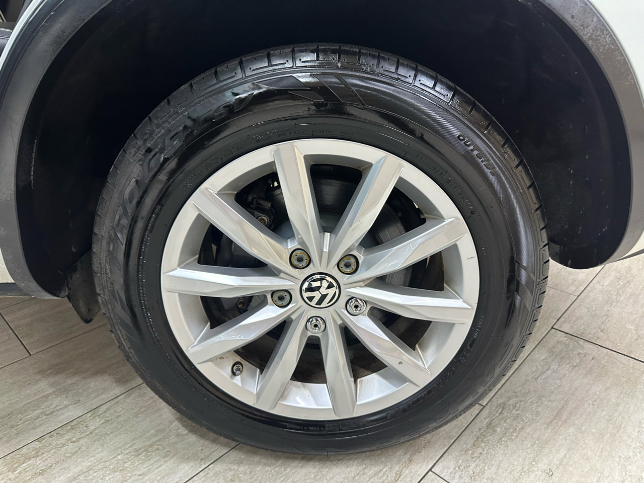 Used 2015 Volkswagen Touareg Sport AWD/4WD image 31