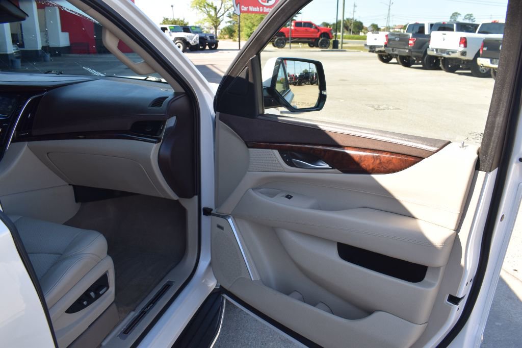 Used 2016 Cadillac Escalade Luxury AWD/4WD image 15