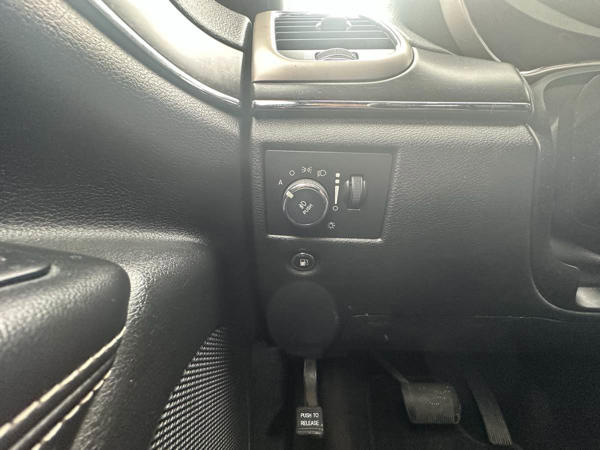 Used 2015 Jeep Cherokee Latitude w/ Comfort/Convenience Group AWD/4WD image 25