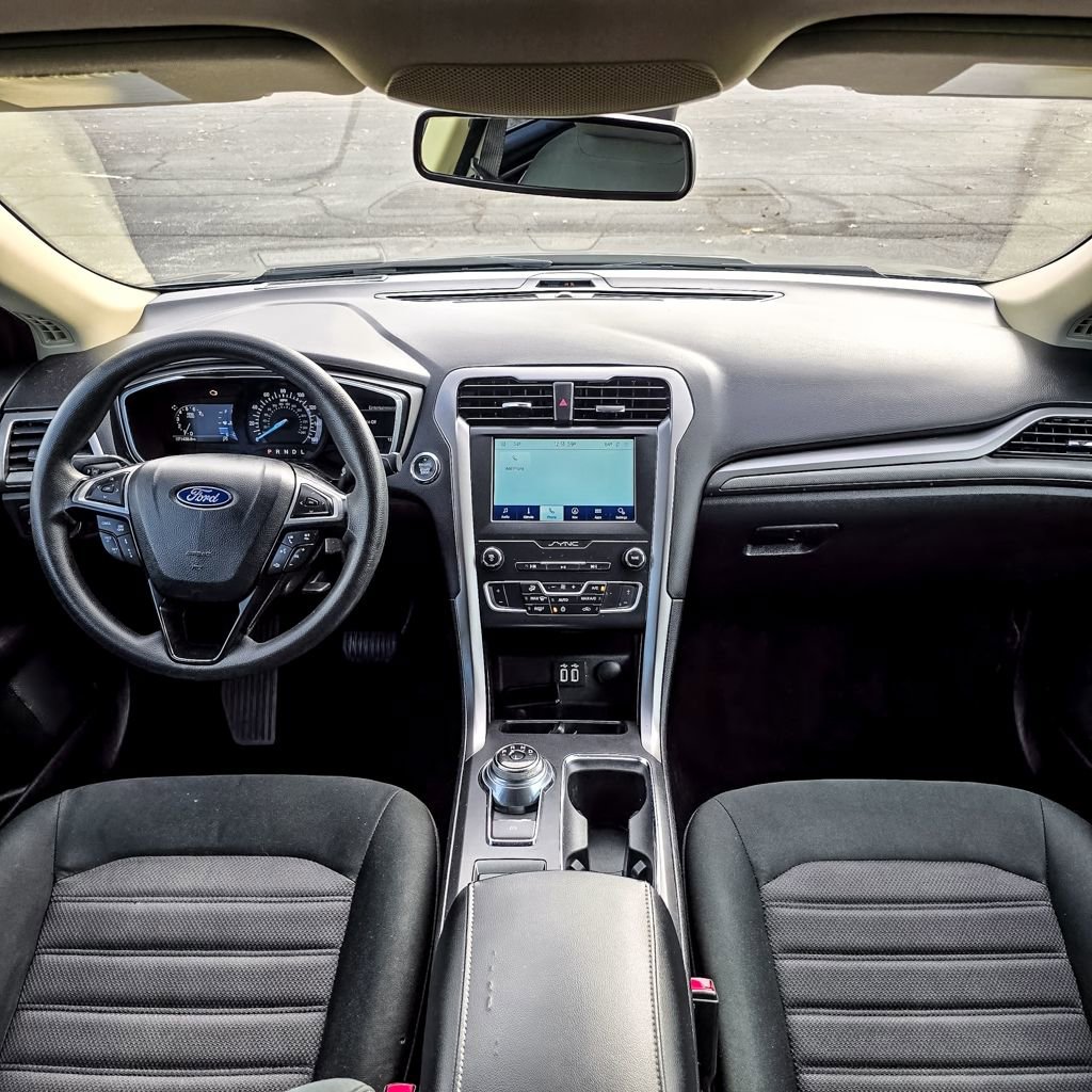 Used 2020 Ford Fusion SE FWD image 2