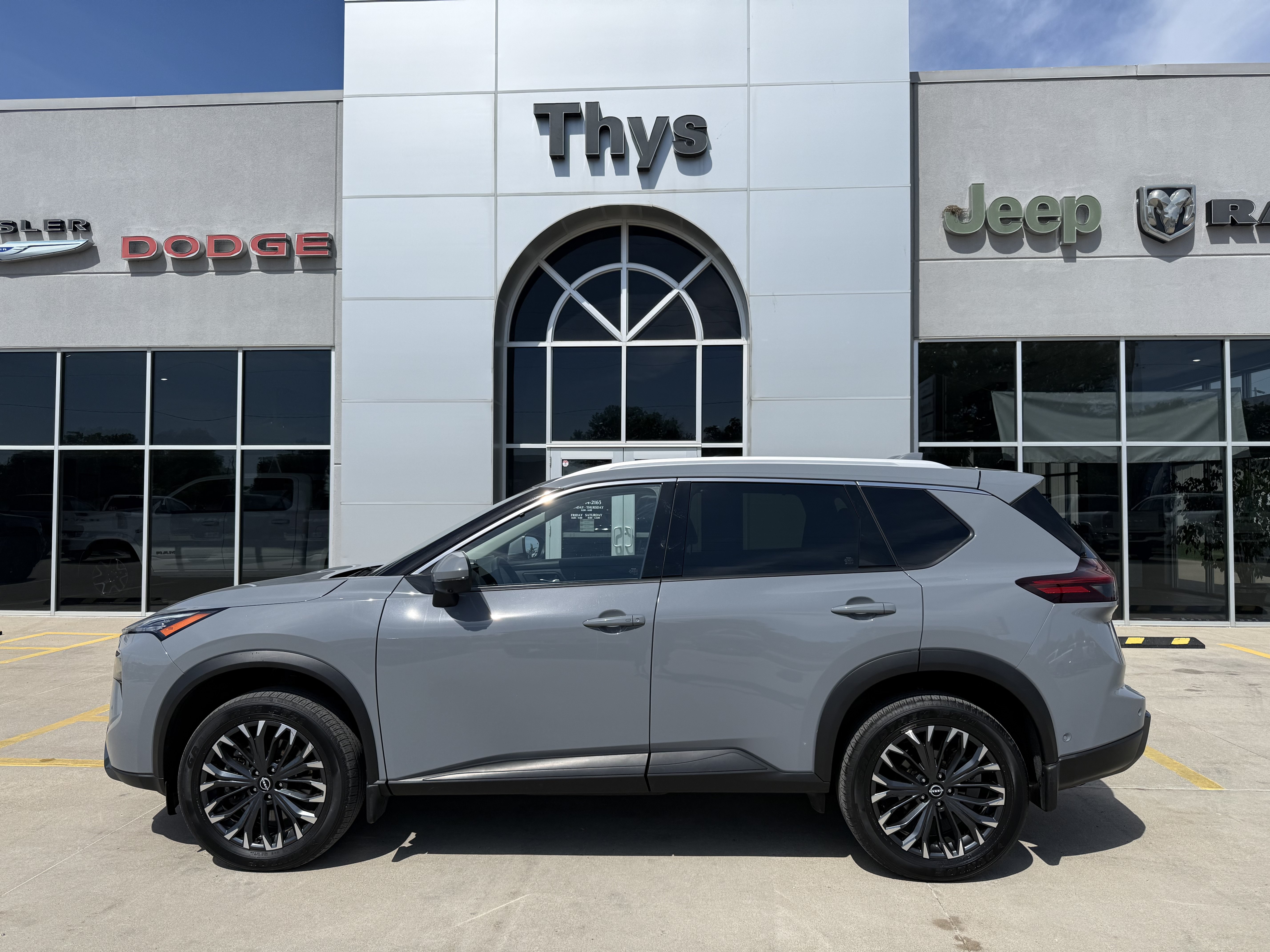 Used 2025 Nissan Rogue SL w/ Tech Package AWD/4WD image 35