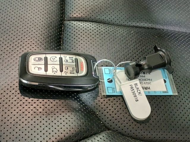 Used 2023 Chrysler Pacifica Limited FWD image 33