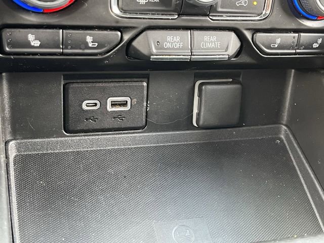 Used 2022 Chevrolet Suburban Z71 image 30