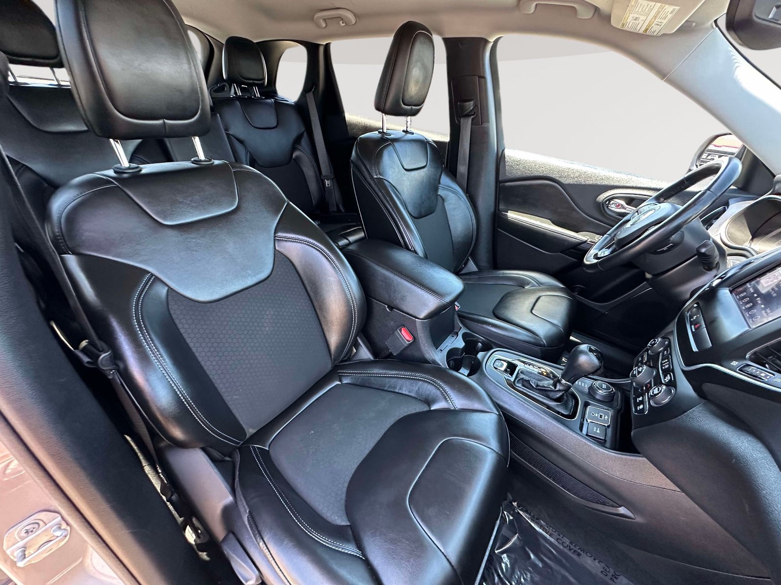 Used 2020 Jeep Cherokee Latitude Plus AWD/4WD image 22