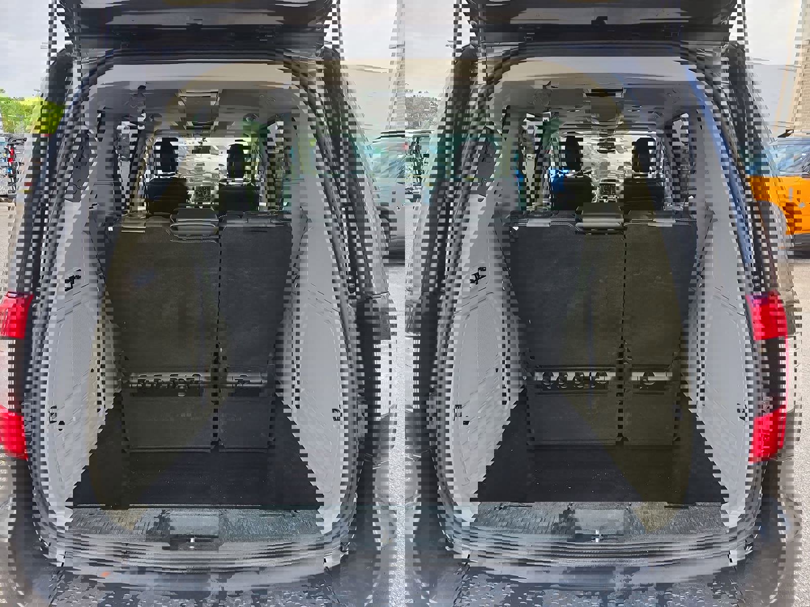 Used 2016 Chrysler Town & Country Limited Platinum image 14