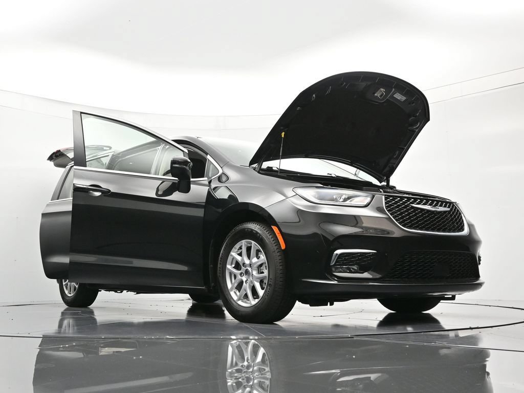 Certified 2023 Chrysler Pacifica Touring-L FWD image 51
