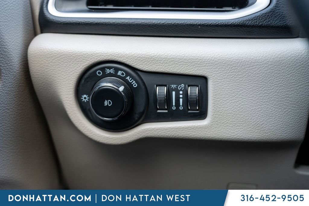 Used 2023 Chrysler Pacifica Touring-L image 16