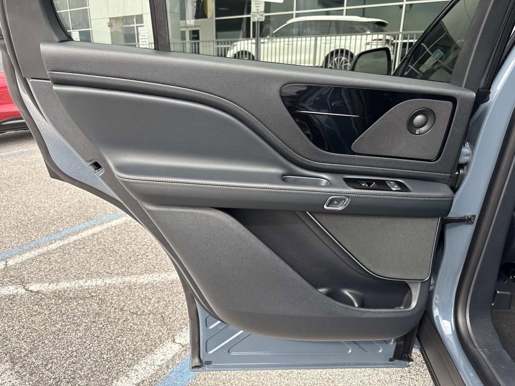 New 2026 Lincoln Aviator AWD image 13