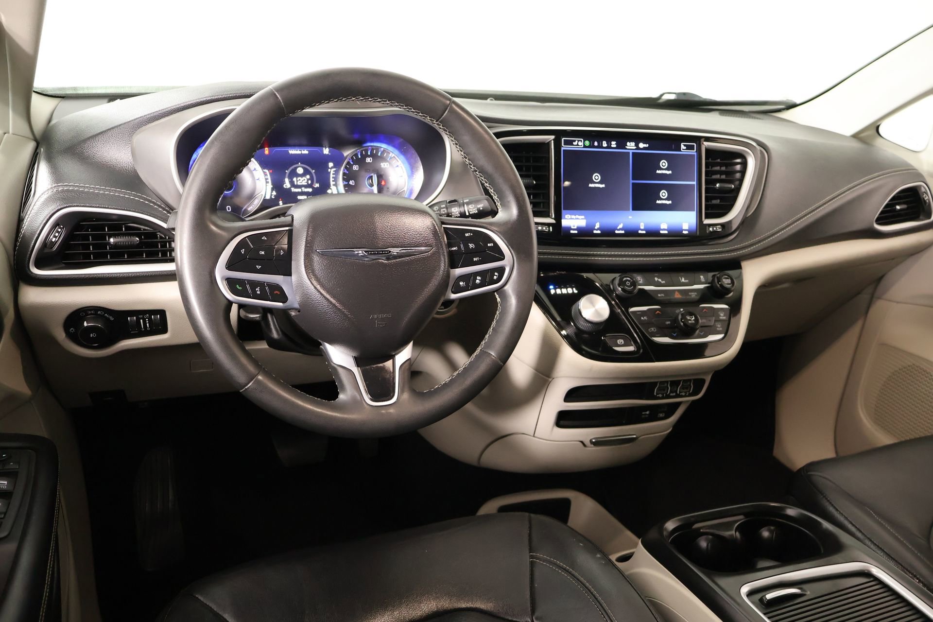 Used 2022 Chrysler Pacifica Touring-L image 2