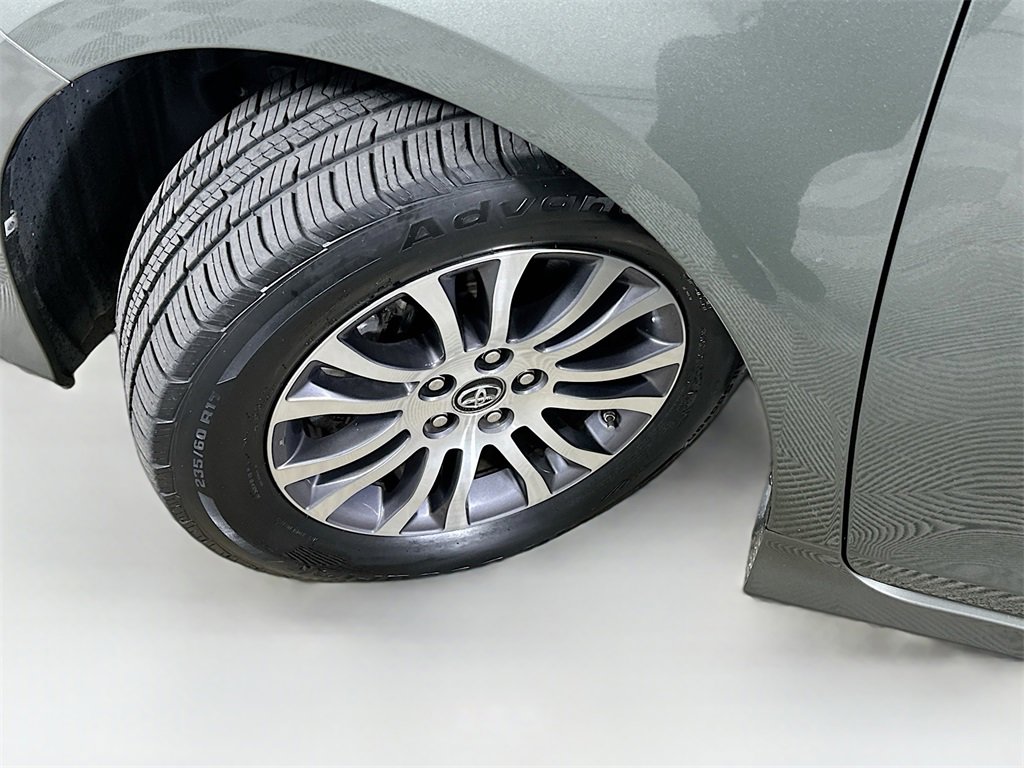 Used 2018 Toyota Sienna XLE image 24