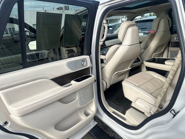 Used 2020 Lincoln Navigator Reserve w/ Luxury Package image 21