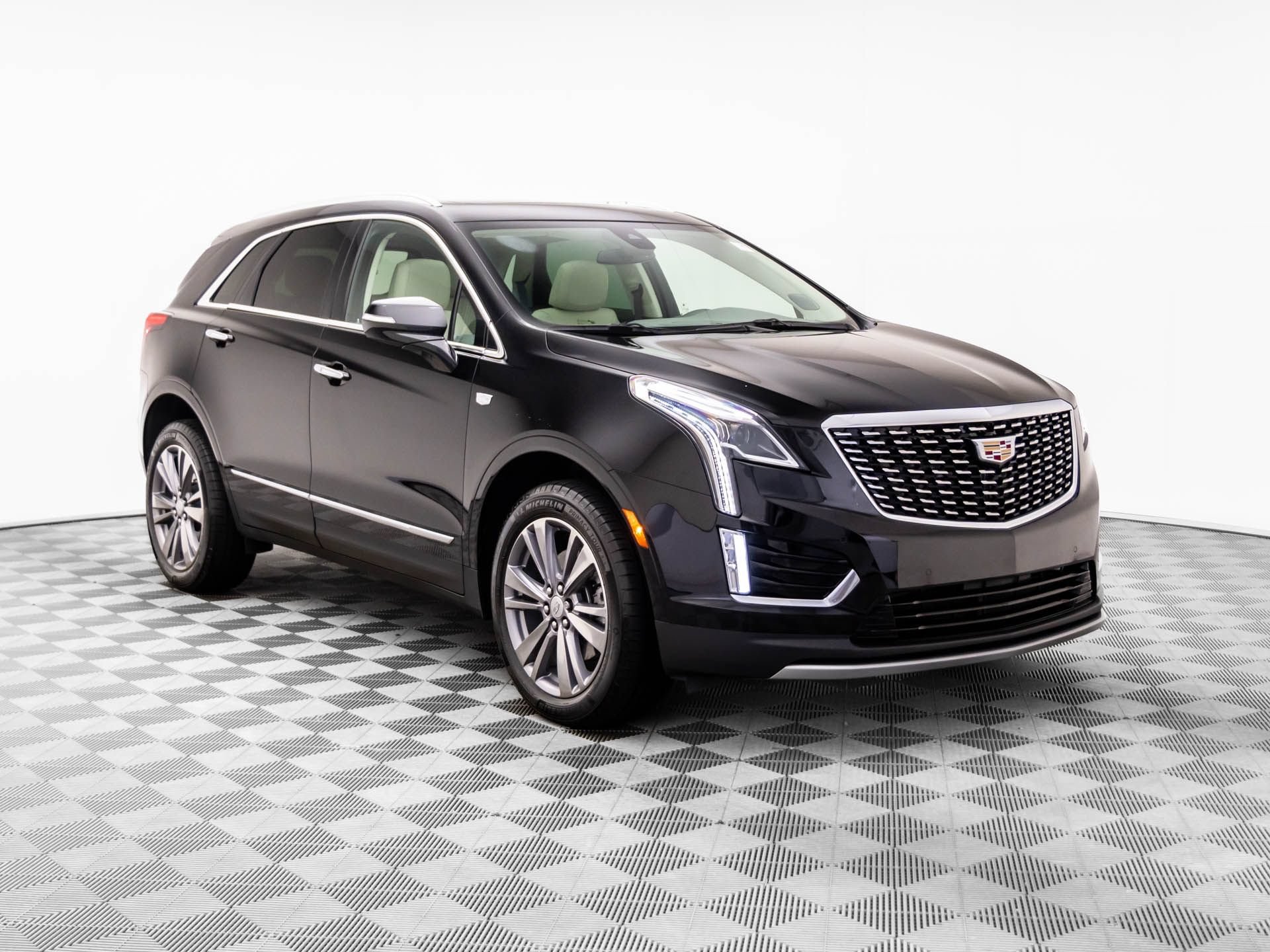 Certified 2025 Cadillac XT5 Premium Luxury w/ LPO, Floor Liner Package AWD/4WD image 7