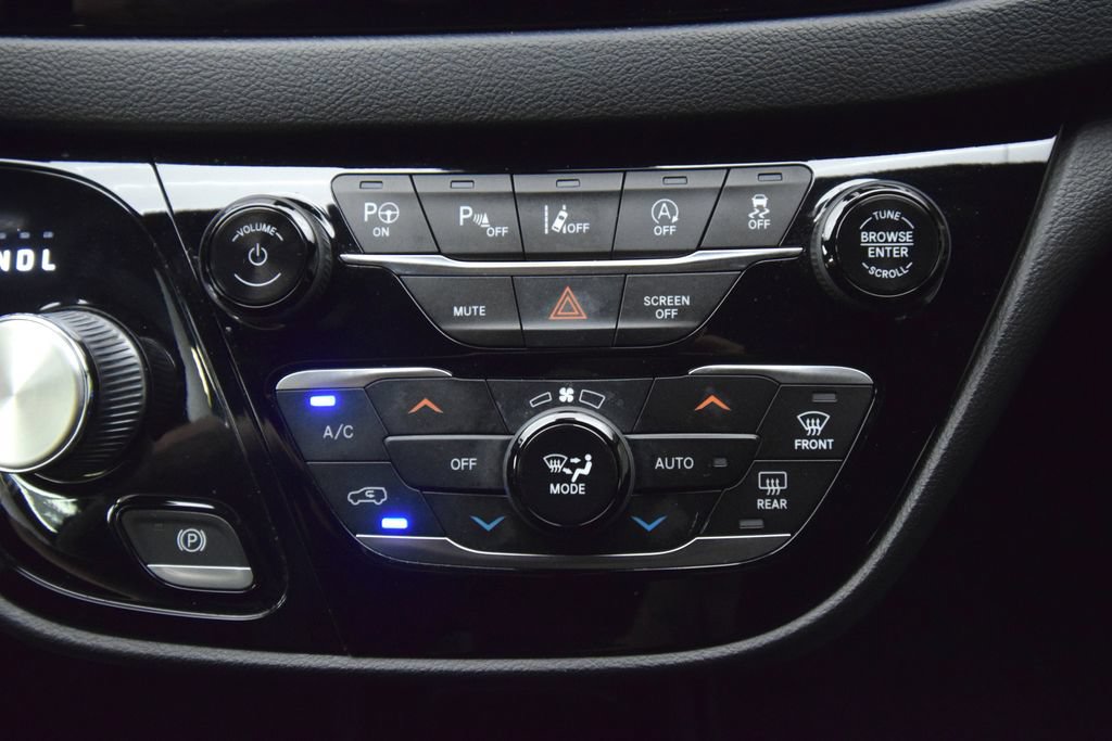Used 2020 Chrysler Pacifica Touring-L Plus FWD image 31