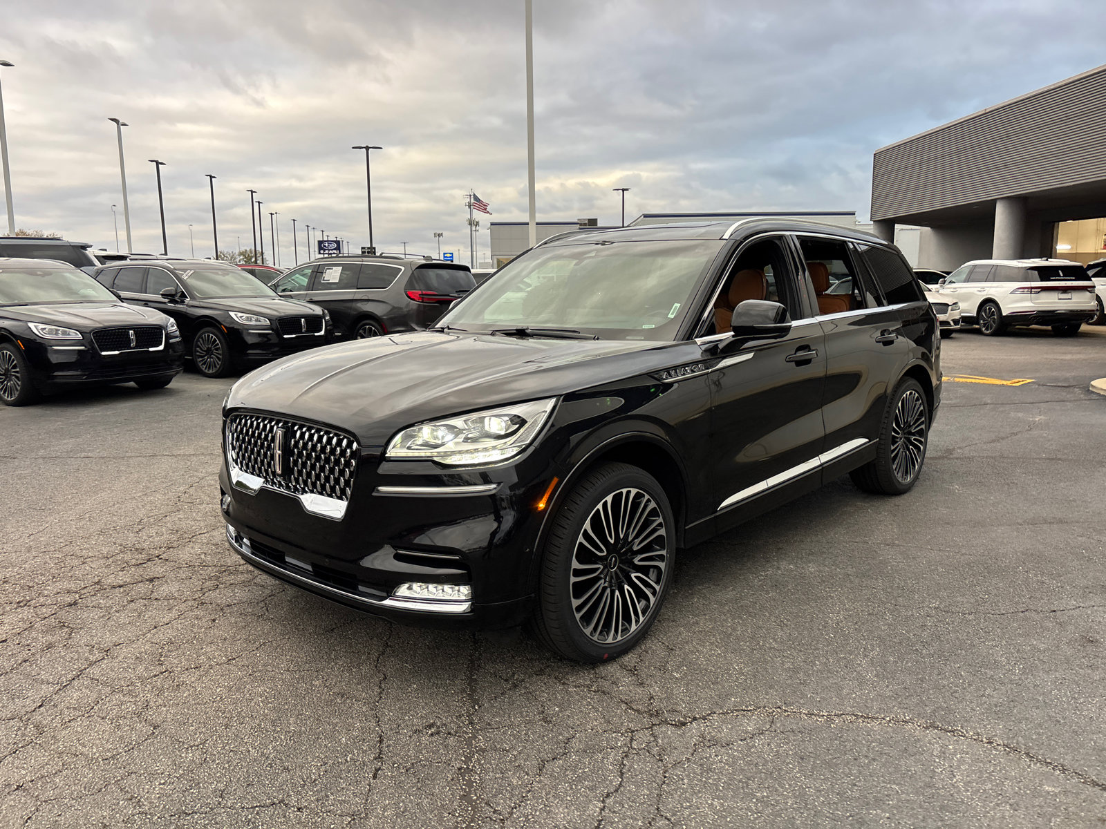 Used 2023 Lincoln Aviator Black Label w/ Class IV Trailer Tow Package image 3
