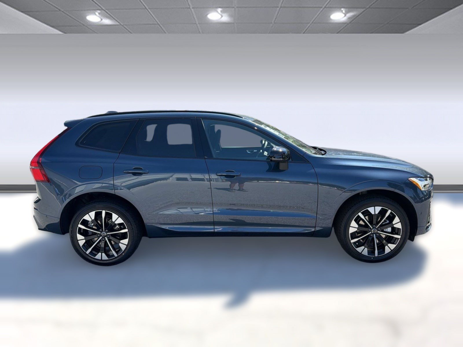 New 2027 Volvo XC60 B5 Plus AWD/4WD image 8