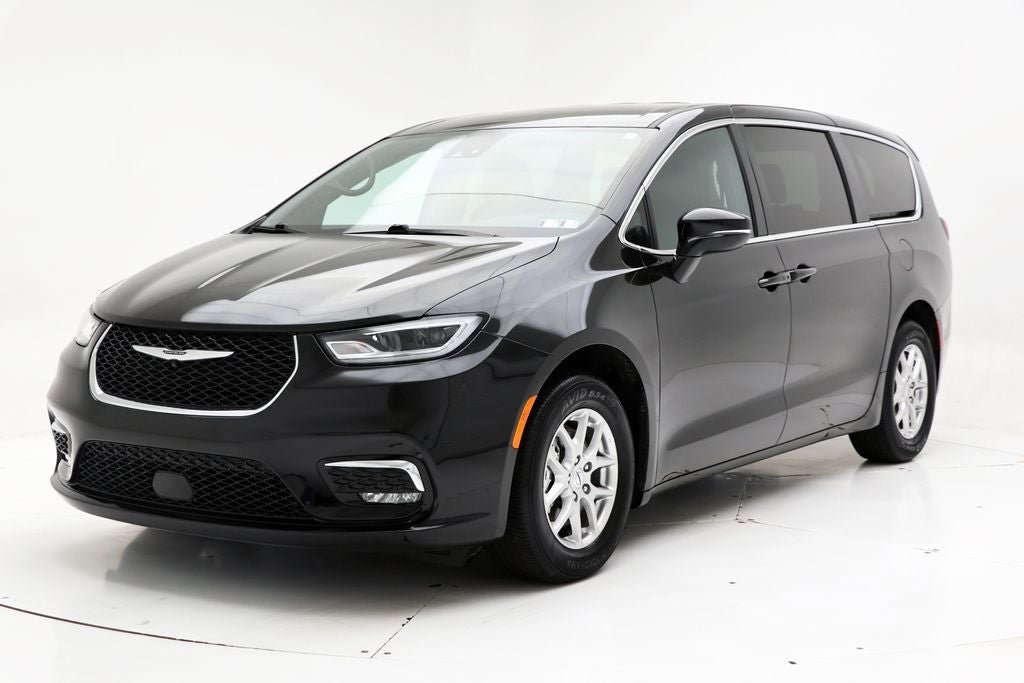 Used 2025 Chrysler Pacifica Select FWD video 2