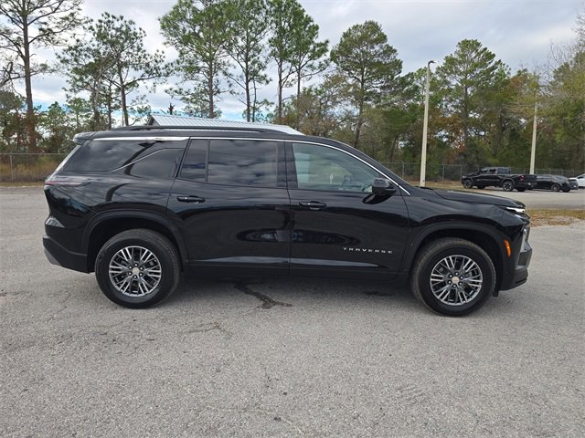 Used 2024 Chevrolet Traverse LT image 3