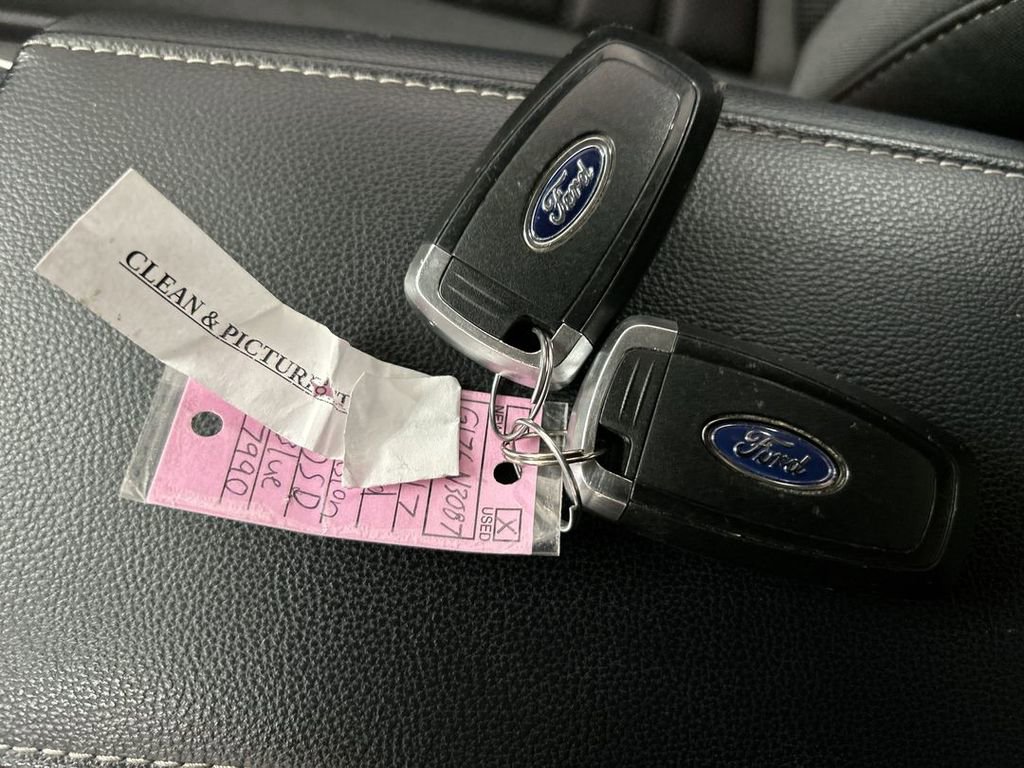 Used 2017 Ford Fusion SE FWD image 11
