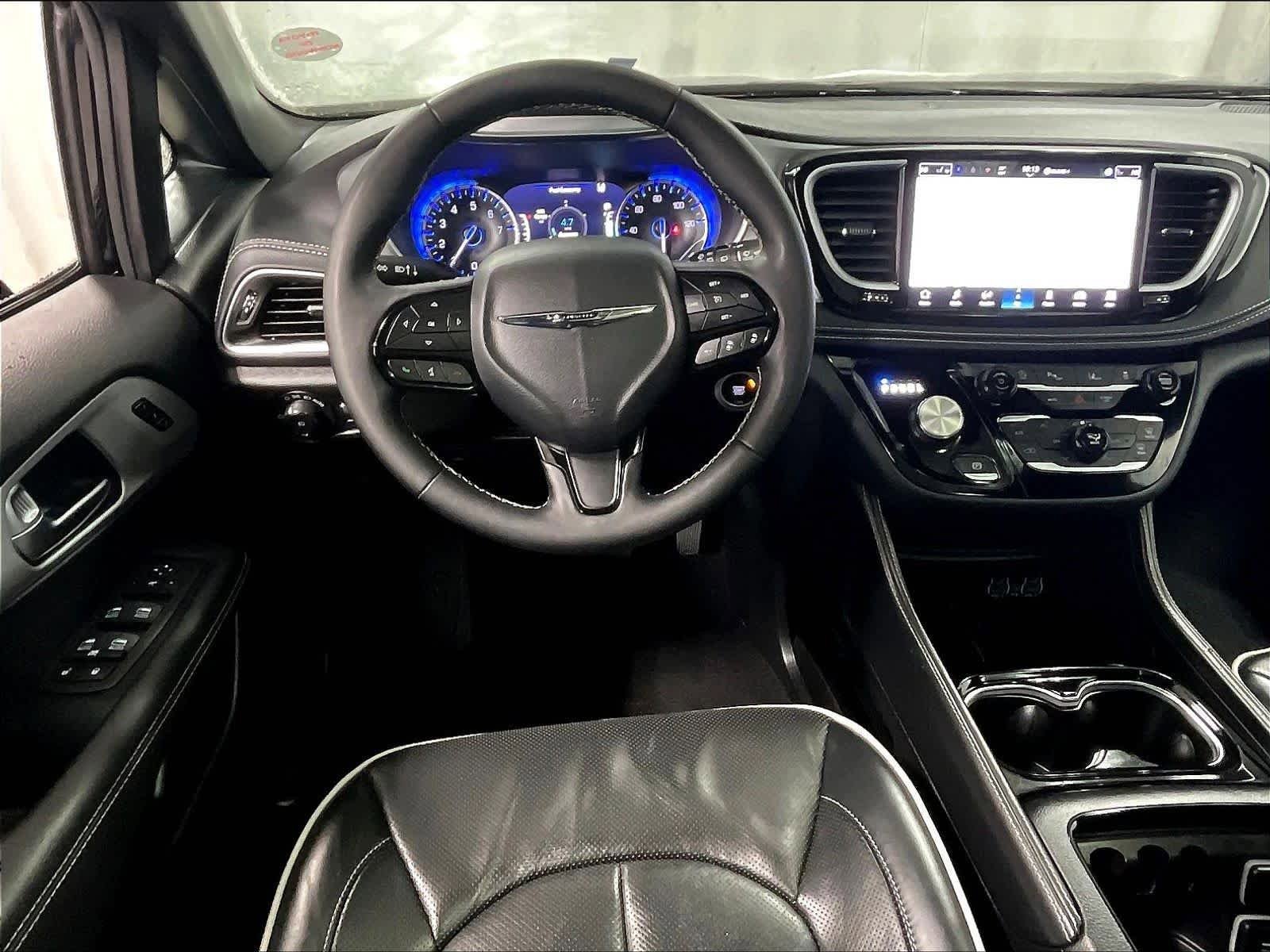 Used 2025 Chrysler Pacifica Limited image 18