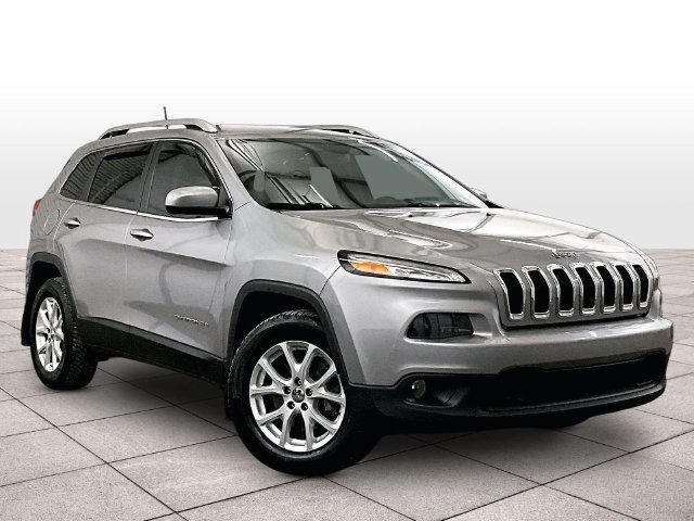 Used 2018 Jeep Cherokee Latitude w/ Cold Weather Group AWD/4WD image 3