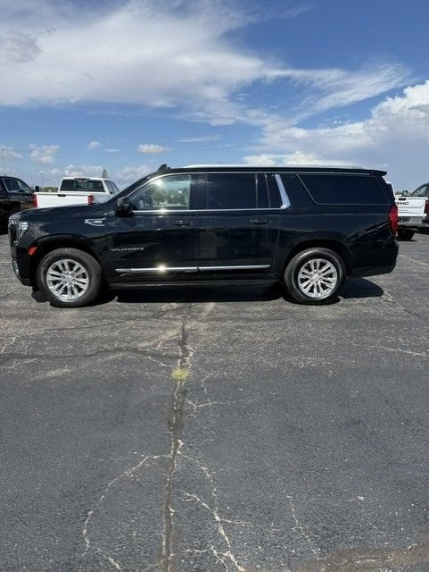 Used 2021 GMC Yukon XL SLT w/ SLT Luxury Plus Package AWD/4WD image 3