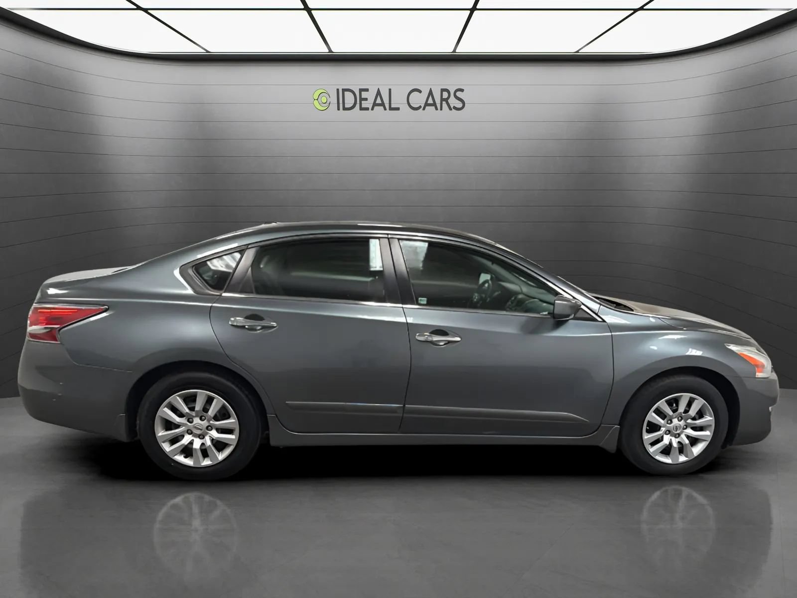 Used 2014 Nissan Altima 2.5 S w/ Display Audio Package FWD image 4